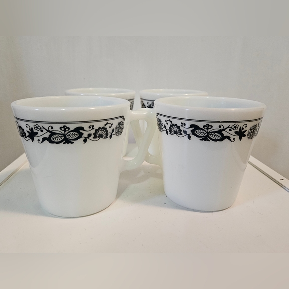 Vintage PYREX Old Town blue 5 piece set. Includes 4 mugs and 1 creamer - Picture 3 of 13